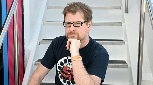 Hulu разорвал отношения с обвинённым в домашнем насилии Джастином Ройландом