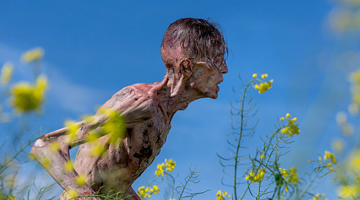 Аарон Тейлор-Джонсон на новых кадрах зомби-хоррора «28 лет спустя»