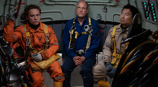 Вуди Харрельсон и Симу Лю в трейлере фильма-катастрофы «Дыхание шторма»