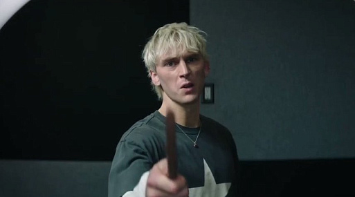 Вышел «красный» трейлер ромкома Машин Ган Келли Good Mourning