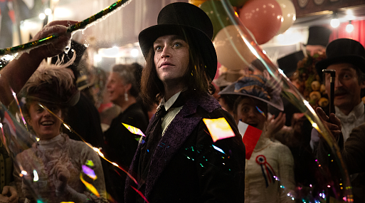 Калеб Лэндри Джонс на новом постере «Дракулы» Люка Бессона