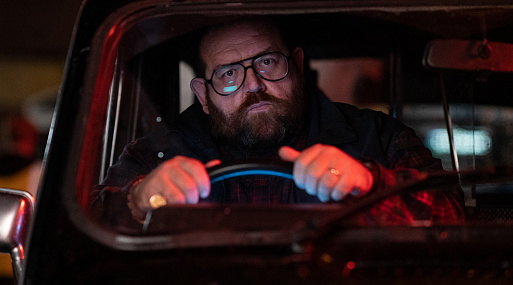 «Оцените поездку, если сможете»: Ник Фрост в трейлере хоррора «Перевозчик душ»