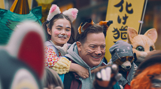 Брендан Фрейзер дарит счастье на новых постерах «Семьи в аренду»