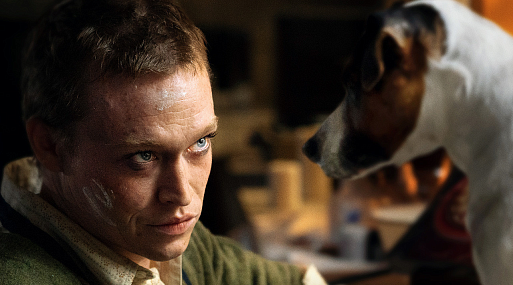 Калеб Лэндри Джонс руководит собаками в трейлере «Догмена»