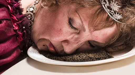 «Дворец»: Роман Полански полтора часа рассказывает несмешной анекдот о мире накануне апокалипсиса