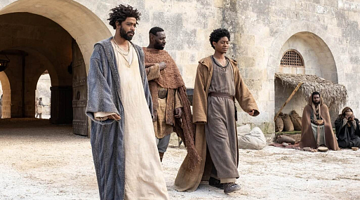 Лакит Стэнфилд мечтает стать апостолом в трейлере «Книга Кларенса»