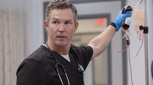 Доктор Эббот из «Больницы Питт» срежиссирует один из эпизодов второго сезона