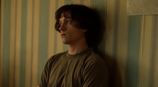 Сериал «Переполненная комната» с Томом Холландом выйдет 9 июня