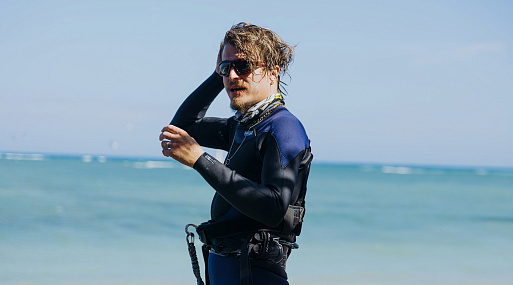 Сергей Горошко и каст экшена «Высокий сезон» седлают волну на новых фото со съёмок