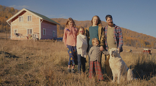 KION покажет комедийный доксериал «Земля больших возможностей»