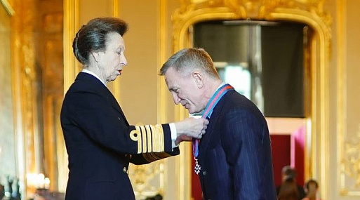 Дэниэла Крэйга возвели в том же звании, что и Джеймса Бонда