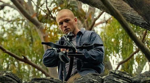 Шарлиз Терон вступает в схватку с Тэроном Эджертоном в трейлере боевика «Вершина»