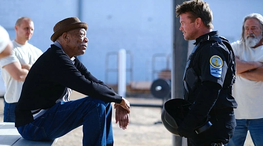 Люк Хемсворт спасает Моргана Фримена в отрывке экшена «Стрелок»