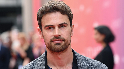 Тео Джеймс присоединился к хоррору «Обезьяна» по рассказу Стивена Кинга