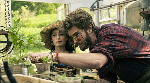 Ребекка Фергюсон и Эндрю Гарфилд в новом трейлере фэнтези «Вверх по волшебному дереву»