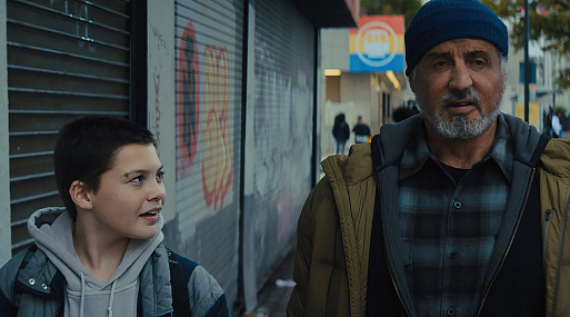 Сильвестр Сталлоне переворачивает машину в новом отрывке из фильма «Самаритянин»