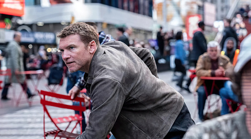 Сэм Уортингтон и Риз Ахмед на новых кадрах «Диспетчера»