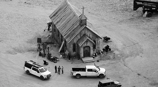 СМИ: члены съёмочной группы могли заменить патроны для пистолета Алека Болдуина