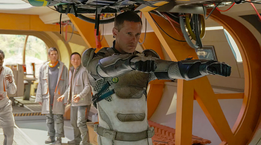 Александр Скарсгард в первом трейлере сериала «Киллербот»