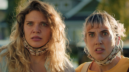 Смех во время чумы: в прокате «Эвакуация» Мэллори Эвертон и Стивена Мика