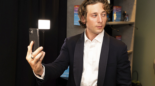 Зак Эфрон дал Джереми Аллену Уайту трогательный совет перед съёмками «Железного когтя»