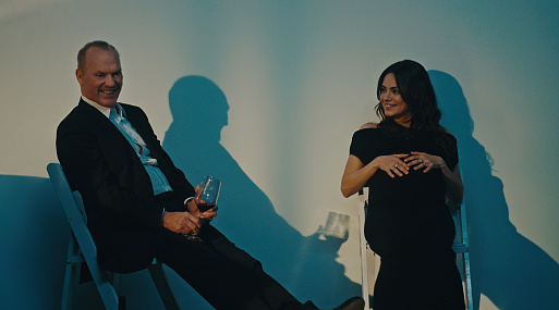 Майкл Китон налаживает отношения с Милой Кунис в трейлере терапевтической комедии «Отец года»