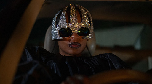 Похороны доходят до абсурда в трейлере комедии «Как стать морской птицей» от A24