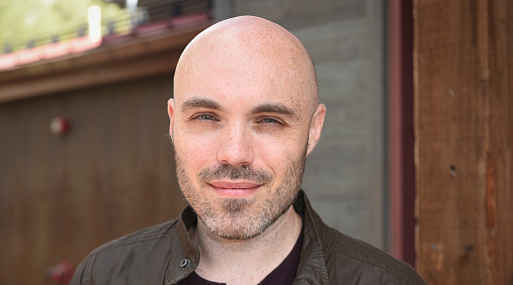 Дэвид Лоури снимет мюзикл с Энн Хэтэуэй и Михаэлой Коэл