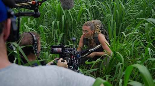 Скарлетт Йоханссон в закадровом ролике «Мира Юрского периода: Возрождение»