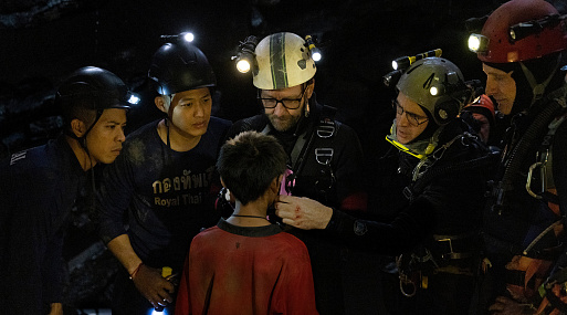 Колин Фаррелл и Вигго Мортенсен спасают детей в трейлере фильма «13 жизней»