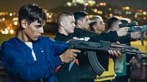 Искусство погибать молодым: в прокате «Пираньи Неаполя» — один из лучших фильмов Берлинале