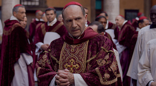 Рэйф Файнс оказывается в центре заговора в триллере «Конклав»