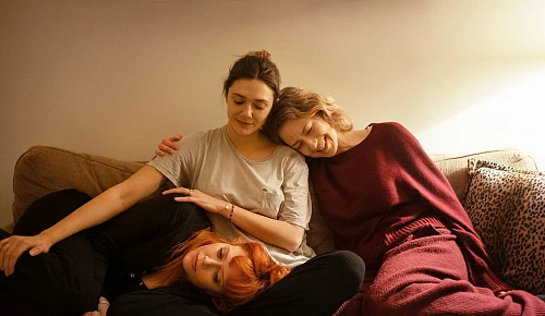 Элизабет Олсен, Наташа Лионн и Кэрри Кун в трейлере драмы «Его три дочери»