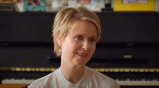 Видео дня: звезда «Секса в большом городе» Синтия Никсон дала интервью Карену Шаиняну