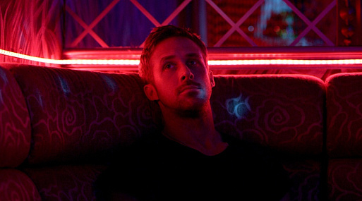 Что смотреть в кино с 17 августа: от корейского детектива до неонового триллера с Райаном Гослингом