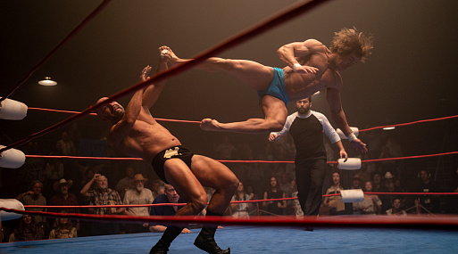 Зак Эфрон парит над рингом на первом кадре из реслинг-драмы «Железный коготь»