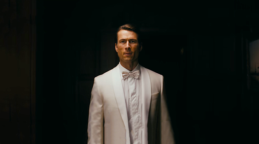 Глен Пауэлл и его коварные планы в трейлере драмеди «Наследник»