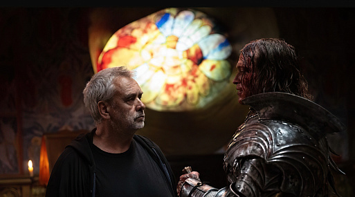 Люк Бессон и Калеб Лэндри Джонс на съёмках «Дракулы»