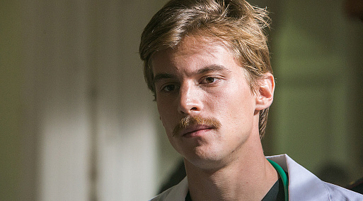 Снимок, скальпель, два шприца: в прокате комедия «Не лечи меня»