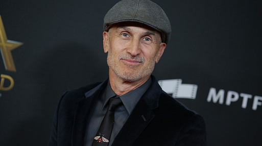 Режиссёр «Тони против всех» снимет фильм с Девом Пателем в роли владельца стрип-клуба