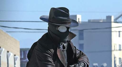 Нуарный Человек-паук ловит преступников на новых фото со съёмок сериала