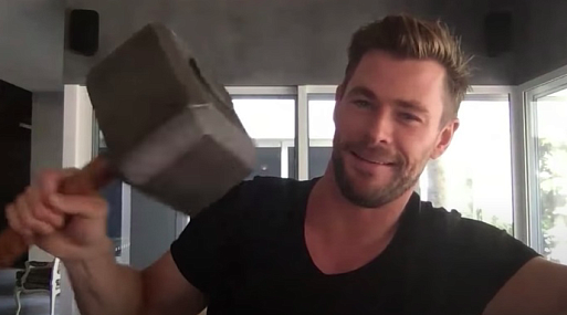 Крис Хемсворт хвастается молотом Тора, который он забрал со съёмок