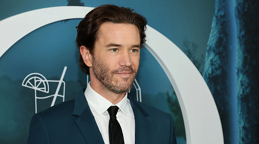 Том Пелфри присоединяется к новой драме от создателя «Мейр из Исттауна»