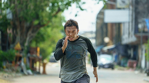 Трейлер ураганного экшена «Бешеный» со звездой «Рейда»