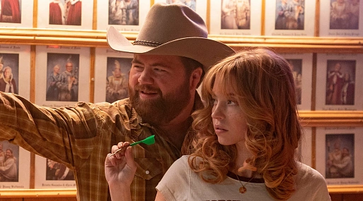 Сидни Суини и Пол Уолтер Хаузер в трейлере экшен-драмеди «Государственный гимн»