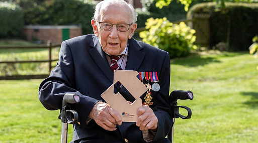 По истории 100-летнего ветерана Тома Мура снимут фильм. Он собрал для медиков миллионы фунтов
