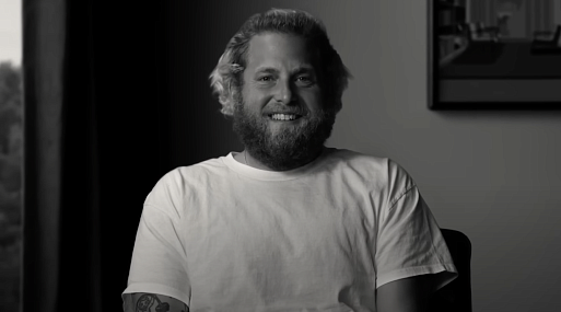 Джона Хилл общается с психотерапевтом в трейлере дока «Статц»