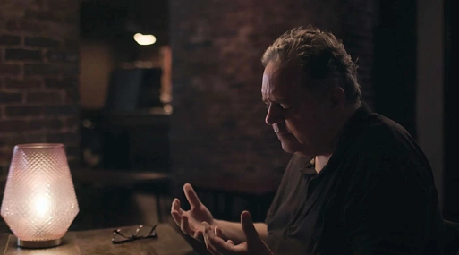 «Битва экстрасенсов» от A24: трейлер документалки «Посмотри мне в глаза»