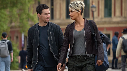 Марк Уолберг и Холли Берри играют в «Джеймса Бонда» в комедии The Union