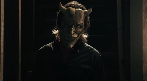 Итан Хоук похищает детей в трейлере хоррора «Чёрный телефон»